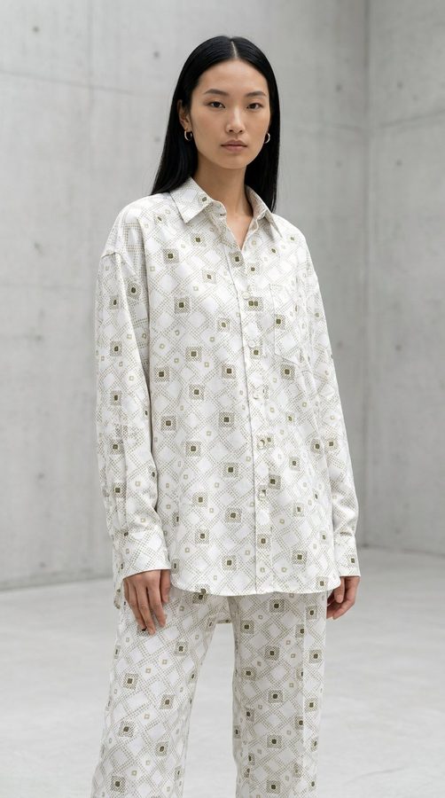 ผ้าเชิ้ตคอรัลพิมพ์ลาย เสื้อเชิ้ตโอเวอร์ไซซ์ on model